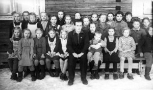 Kuhan koulu peltolassa noin 1950